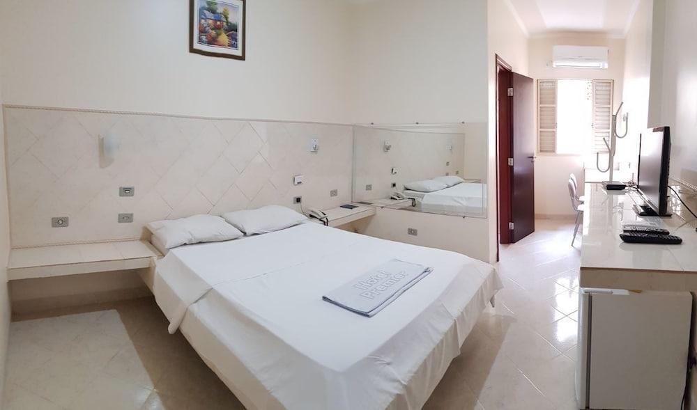 Hotel Premier กัมโปกรันเด ภายนอก รูปภาพ